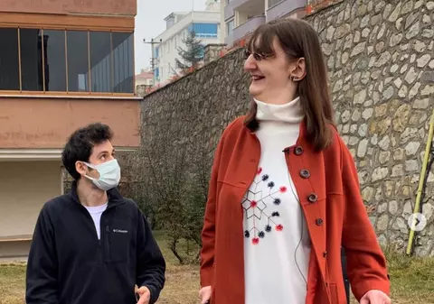 O tânără de 24 de ani din Turcia este cea mai înaltă femeie din lume. Ce înălțime are
