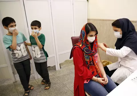 „Orfanii COVID” din Iran: cel puțin 51.000 de copii și-au pierdut un părinte, răpus de coronavirus