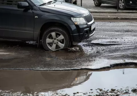 Cum să nu-ți faci praf mașina din cauza gropilor din asfalt