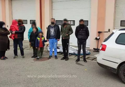 Două familii de afgani, care au trecut Dunărea într-o barcă pneumatică, au fost prinse în Caraș-Severin
