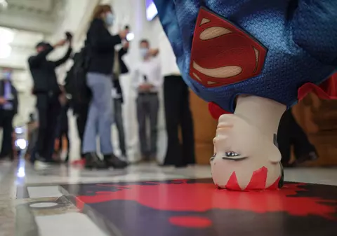 PSD a adus un manechin Superman care plonjează în cap, în Parlament, în ziua moțiunii de cenzură