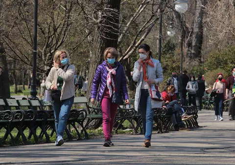 Un fenomen nou bate și la ușile României: de ce femeile educate își găsesc tot mai rar partener?