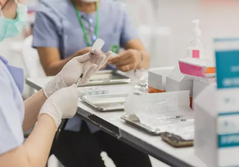 Nouă piedici psihice care îi fac pe oameni să refuze vaccinul anti-COVID, explicate de un specialist