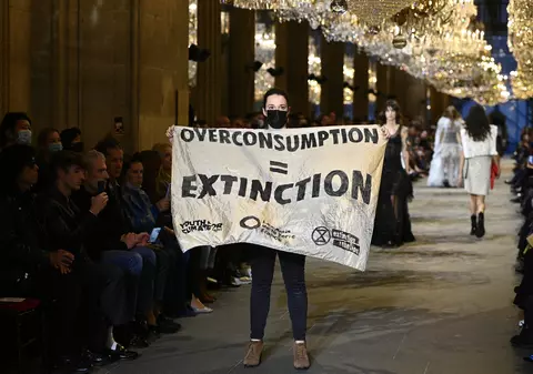 Prezentare de modă a unei case celebre perturbată de activiste pentru mediu infiltrate printre manechine