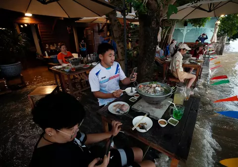 „Nu ştii dacă nu vei fi luat de ape în timp ce mănânci”. Restaurantul din Thailanda devenit atracție turistică datorită inundațiilor