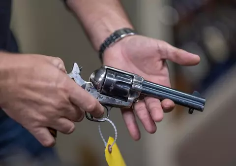 „Arme de jucărie și recuzită”. Cât de periculoase sunt armele de pe platourile de filmare și când pot deveni letale