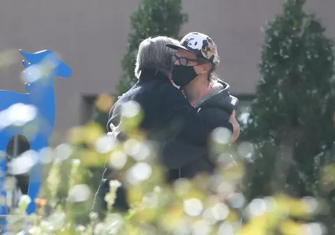 Alec Baldwin, întâlnire cu soțul femeii pe care a ucis-o accidental la filmări. Cei doi au fost fotografiați îmbrățișându-se