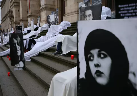Protest la Curtea de Apel: rudele victimelor din Colectiv, acoperite cu cearșafuri albe, lângă fotografiile cu cei dragi