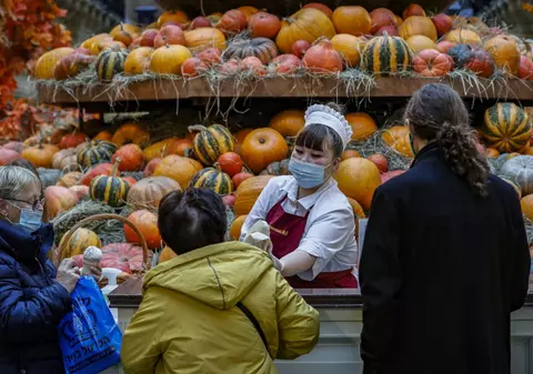 Kremlinul deplânge mortalitatea ridicată COVID și rata mică de vaccinare din Rusia, dar respinge noi restricții