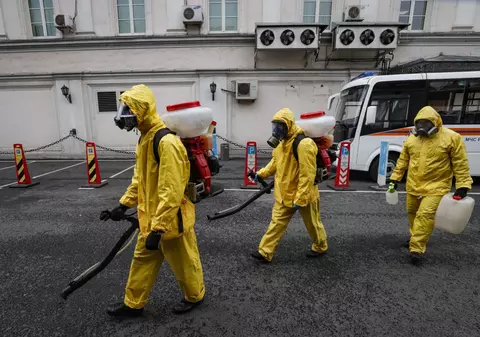 „Culegi ce semeni”. Cum a ajuns Rusia, la fel de slab vaccinată ca România, să înregistreze zilnic bilanțuri COVID tot mai sumbre