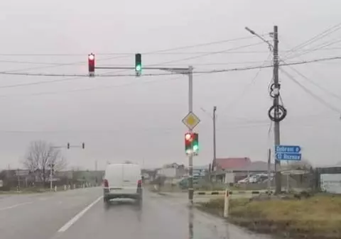 Semafoarele dintr-o intersecție din Neamț, alimentate cu energie de la un bar și lăsate fără curent de proprietar