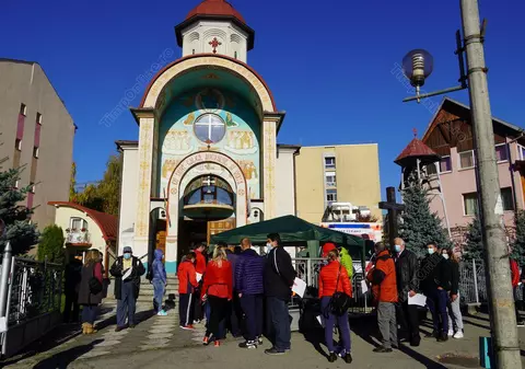 O nouă zi cu cozi la centrele de vaccinare. Imunizare în tramvai la Oradea și la biserică în Bistrița și Târgu Mureș