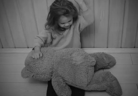 Un psihoterapeut și un sociolog despre părinții care își bat copiii: Un copil bătut „la rândul lui devine violent și agresiv”