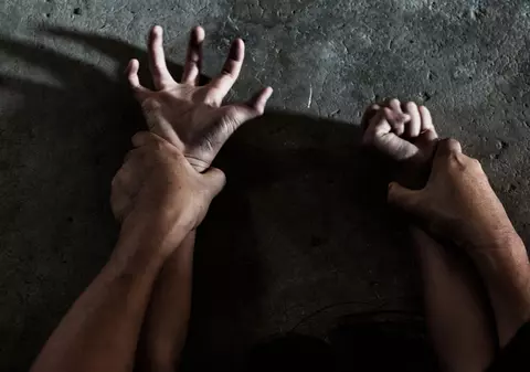 Fată de 14 ani, violată și filmată de patru tineri, în Galați. Agresorii au postat filmarea pe internet