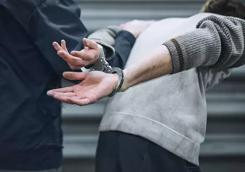 Patru persoane, inclusiv asistenţi medicali, reţinute în Prahova pentru vaccinare fictivă