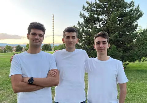 „E important să ai ciorapi călduroși”. Trei tineri din Târgu Jiu au lansat o afacere inedită cu șosete: cumperi o pereche, ei donează una