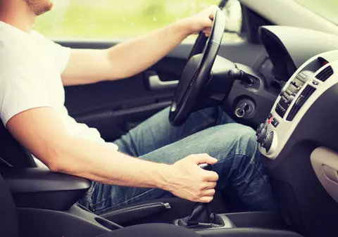 Ce să nu faci când conduci o mașină cu cutie manuală