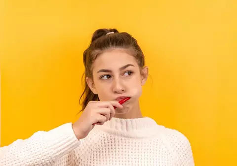 Spălatul pe dinți și reducerea zahărului nu sunt suficiente pentru prevenirea cariilor!