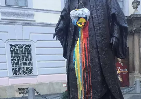 Bărbatul care a vandalizat statuia lui Brukenthal din centrul Sibiului a fost identificat. Cum a fost sancționat