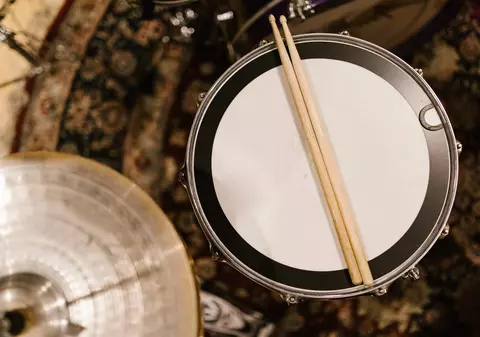 Vrei să înveți să cânți la tobe? Iată ce calități trebuie să ai pentru a putea fi un bun toboșar!