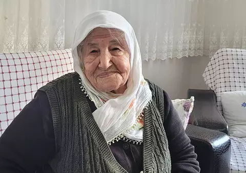 O femeie din Turcia de 106 ani s-a vindecat de COVID-19. „Dacă nu mă vaccinam, poate că acum situaţia mea ar fi fost alta”