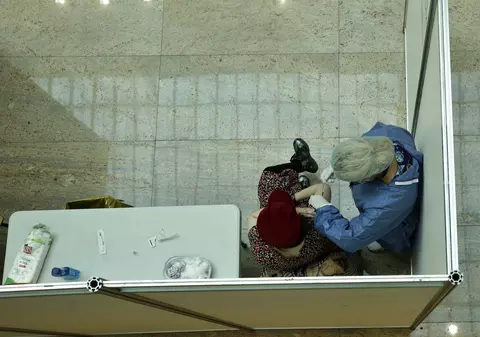 Studiu. Două doze de vaccin Pfizer au o eficiență de 93% în prevenirea spitalizării adolescenților