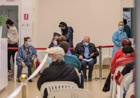 Cum a reușit o cafenea să-și convingă clienții să se vaccineze: „I-am așteptat de la vaccinare cu paracetamol în loc de bere”