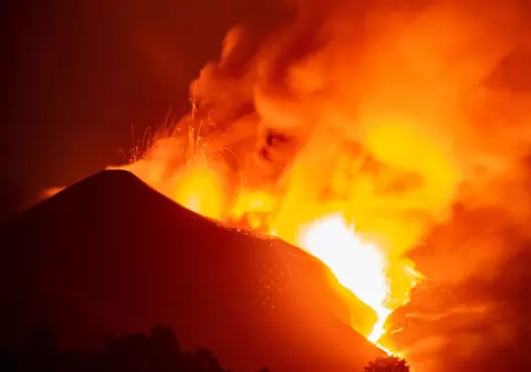 Erupția vulcanului din La Palma s-a intensificat și a dat naștere unui „tsunami de lavă”