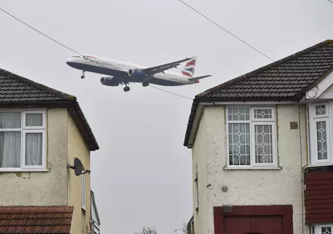 Un britanic a reclamat la Consiliul Local faptul că un avion i-a umplut curtea de deșeuri