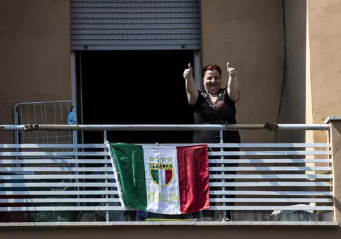 Italia nu avea vaccin, tratament, dar orbecăia, cu disperare, ca să trăiască