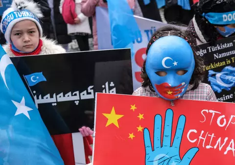 „Loviți-i până când vor cădea pe podea”. Un fost torționar povestește cum sunt chinuiți prizonierii uiguri în China