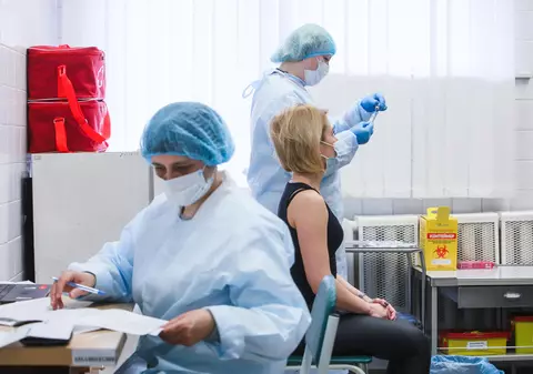 Profesorii și funcționarii din Ucraina vor fi obligați să se vaccineze anti-COVID-19. Cine nu se imunizează va fi suspendat