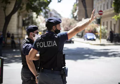 Un italian și-a ținut doi ani mama moartă zidită într-un dulap, pentru a-i lua pensia