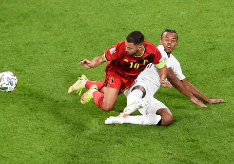 Un suporter a fost jefuit pe stadion de tricoul primit de la fotbalistul francez Jules Kounde