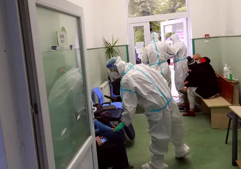 DSP Arad face apel la medicii pensionați să ajute: „Niciodată în cariera noastră nu am întâlnit aşa ceva”