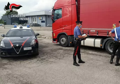 Bătaie cu bare de fier și cuțite între doi șoferi români de TIR, într-o parcare din Italia