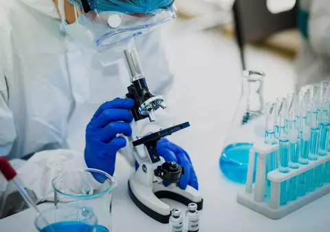 Un cercetător român la Oxford explică de ce varianta sud-africană poate să afecteze răspunsul imunitar la vaccin