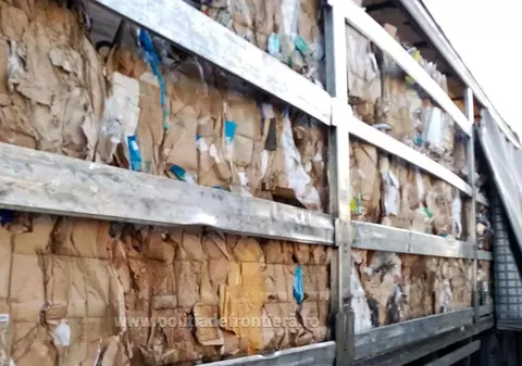 Peste 22 de tone de deşeuri din hârtie aduse din Bulgaria, întoarse de la graniță. Unde urmau să ajungă