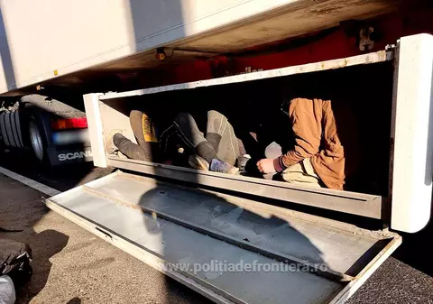 34 de migranți ascunși în lada de scule sau în compartimentele de marfă ale unor camioane, depistați la frontiera cu Ungaria