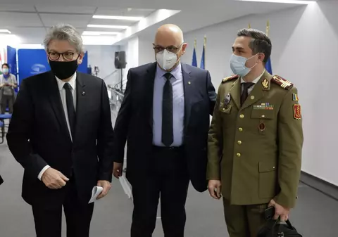 Comisar european, în vizită la București. „Este important să fie votat certificatul verde. E nevoie de curaj politic