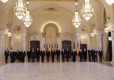 Coaliția PNL-PSD-UDMR, învestită la putere. Premierul Ciucă și miniștrii săi au depus jurământul. Iohannis: „Vă felicit”