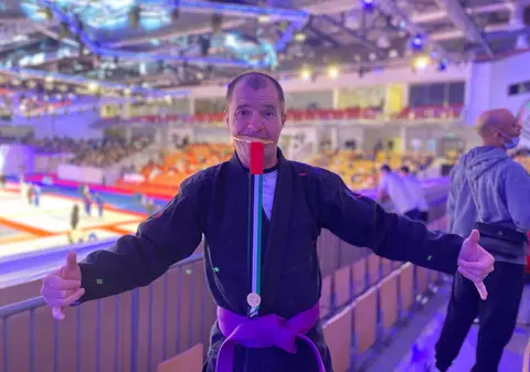 Omul de serviciu care a luat aurul mondial la jiu-jitsu, după ce lumea a strâns 700 de dolari pentru o deplasare. „Pentru mine e o sumă imensă”