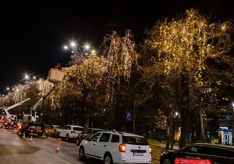 A început montarea decorațiunilor de Crăciun în București. Care sunt primele străzi împodobite
