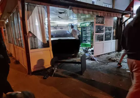 Accident rutier la Bârlad. Un tânăr de 18 ani care abia își luase permisul a intrat cu mașina într-un bar