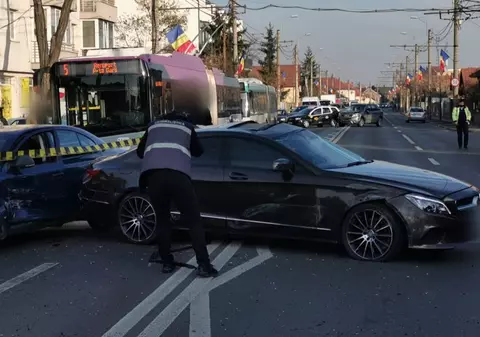 Carambol cu șase mașini în Cluj-Napoca provocat de o şoferiţă de 19 ani. Un bărbat a ajuns la spital
