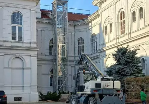 Un muncitor care lucra la reabilitarea acoperișului Primăriei Arad a căzut cu liftul pentru materiale de construcții. Bărbatul este în comă
