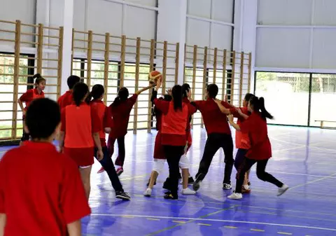 În București, de joi, orele de sport se vor face și în săli, nu doar afară, iar elevii nu vor purta mască