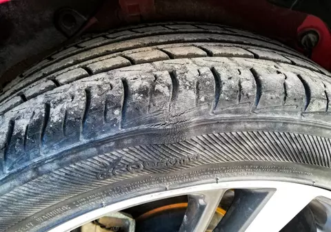 Cele mai frecvente cauze pentru care se deteriorează anvelopele
