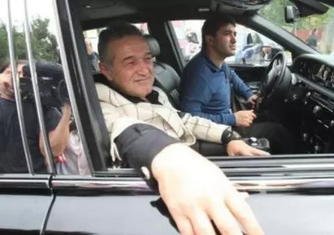 Maybach-ul lui Gigi Becali, accident în centrul Bucureștiului. Patronul FCSB era pasager în dreapta șoferului