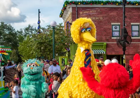 Conservatorii americani îl atacă pe Big Bird, personajul Sesame Street, după ce acesta a promovat vaccinul COVID pentru copii